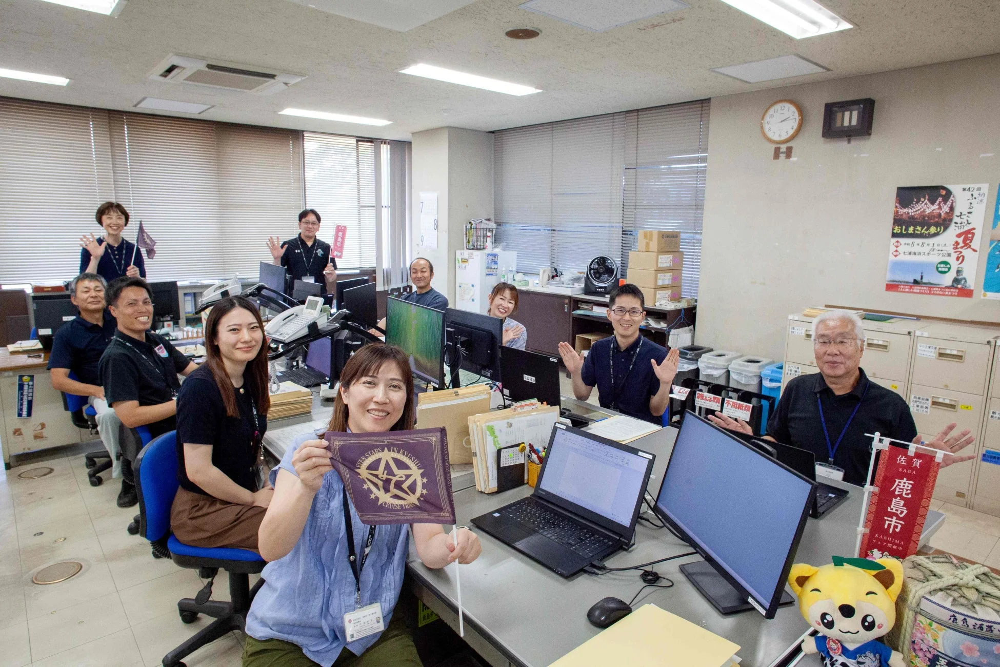 鹿島市のオフィスで働く人々