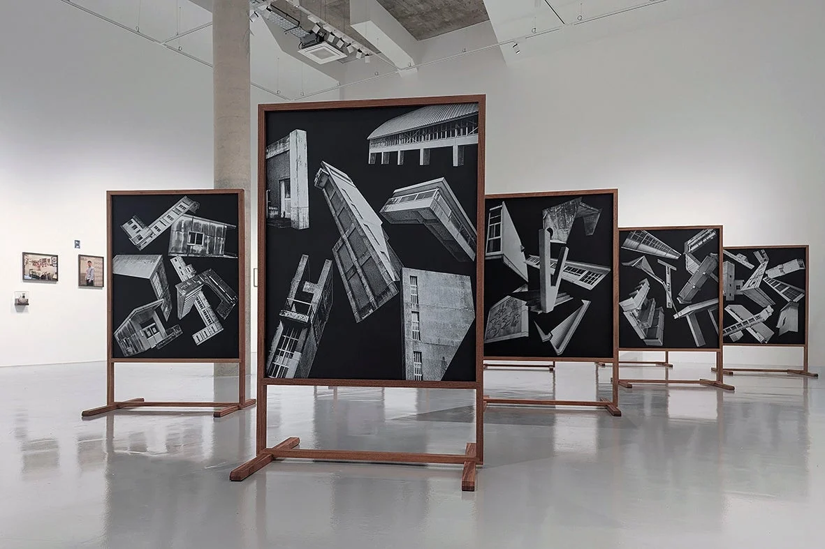 美術展、ギャラリー、現代アート、写真、建築、建物、コラージュ、白黒写真、インスタレーション、抽象的