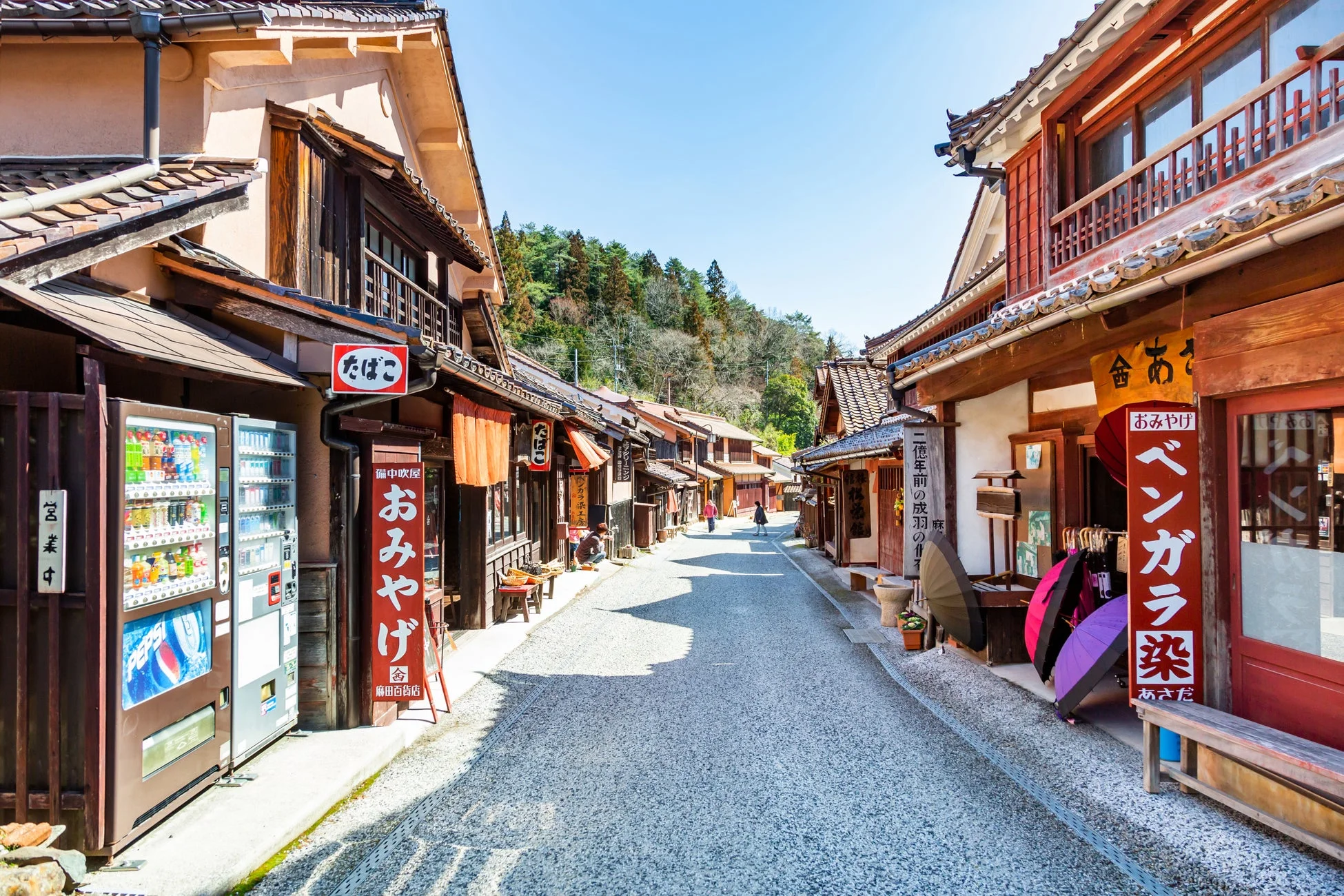 伝統的な日本家屋が立ち並ぶ歴史的な街並み