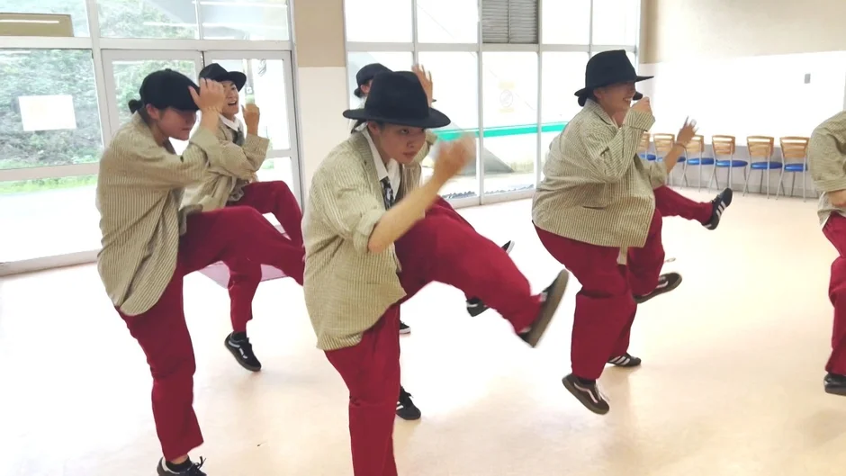 室内でのダイナミックなダンス