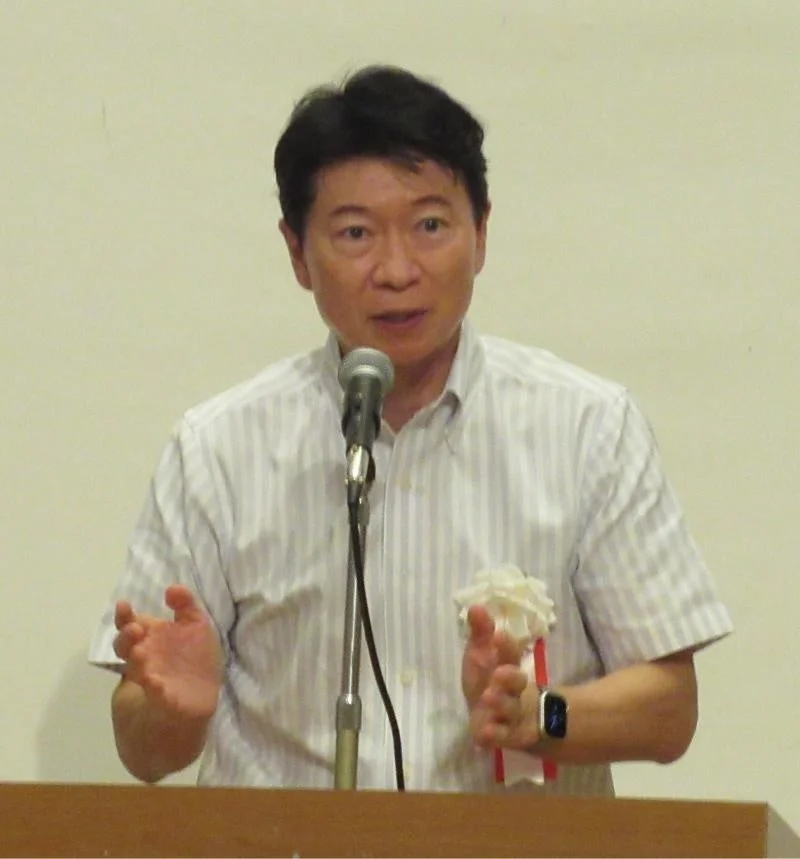 スピーチする男性