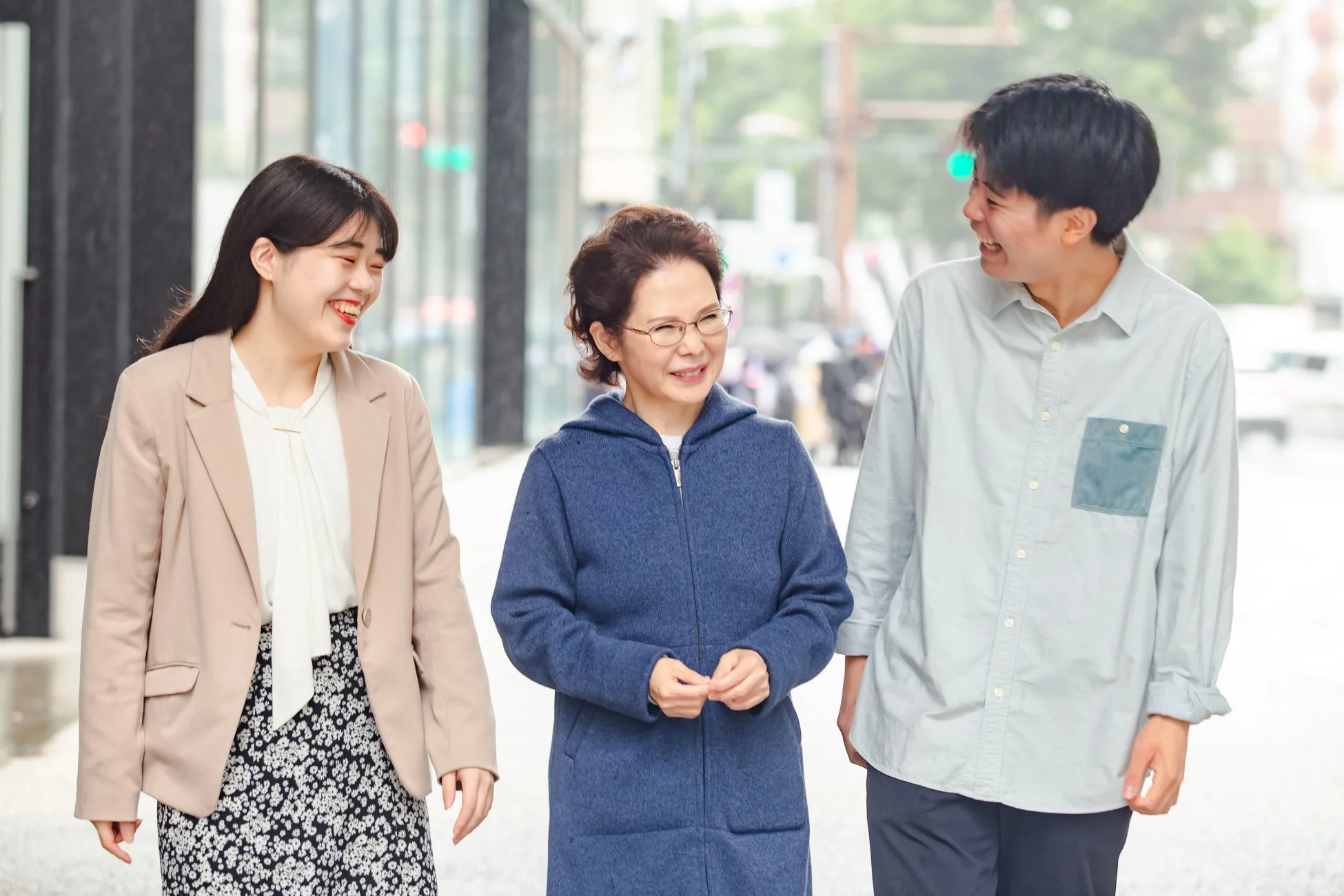 多世代で交流する人々