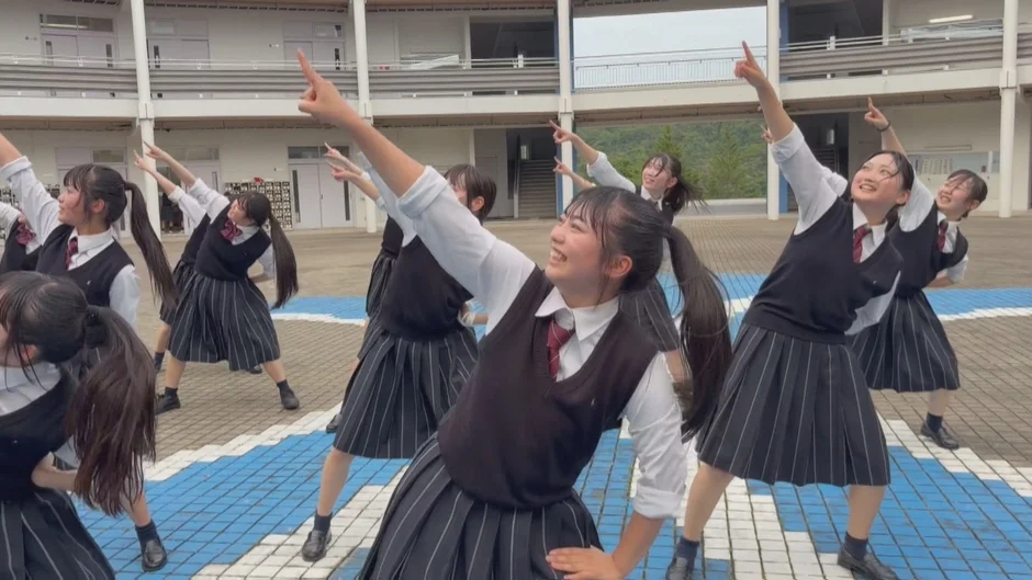 女子高生の元気なダンス