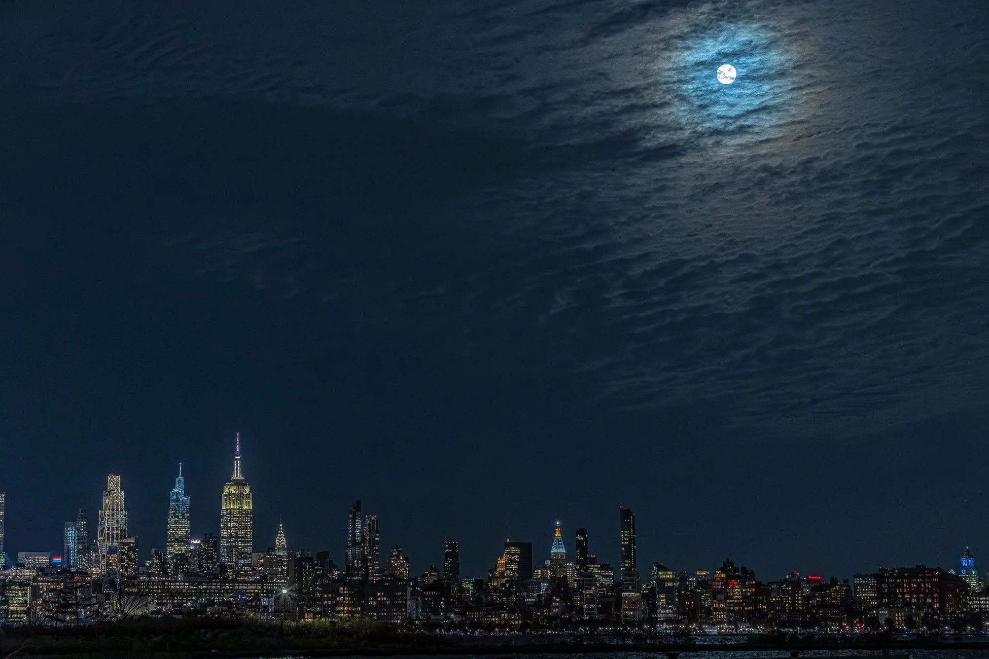 ニューヨークの夜景と満月