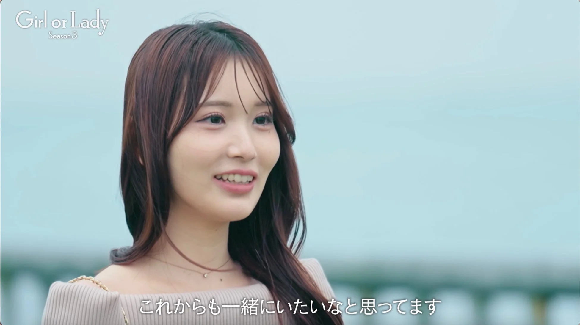 笑顔で話す女性のポートレート