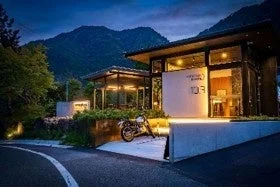 夜の山に佇むモダンな宿泊施設