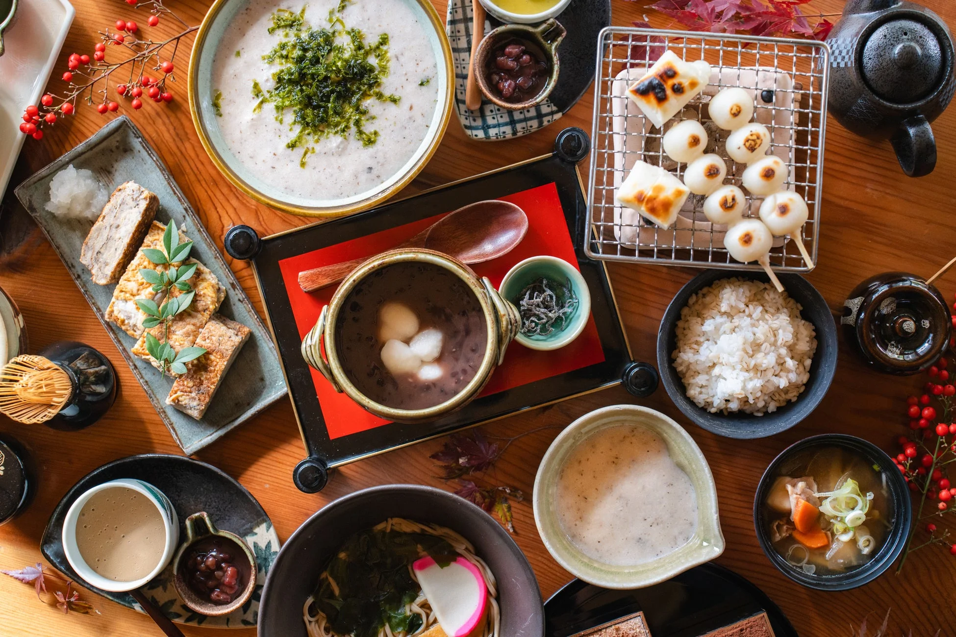 色とりどりの伝統的な和食の俯瞰写真