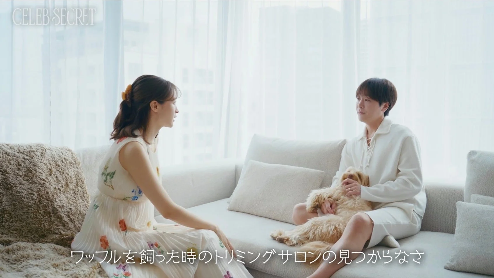 愛犬を抱く藤井サチさん