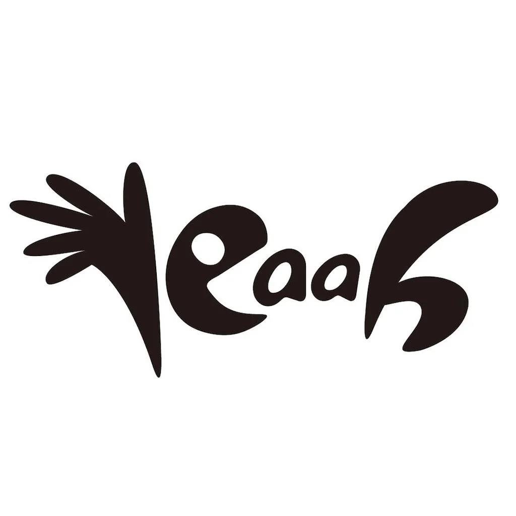 白背景に「Yeaah」とデザインされたロゴ