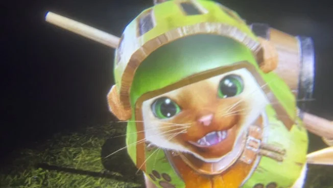 緑色のヘルメットと鎧を身につけた、可愛らしい猫のようなゲームキャラクターが笑顔を見せているクローズアップ画像です。