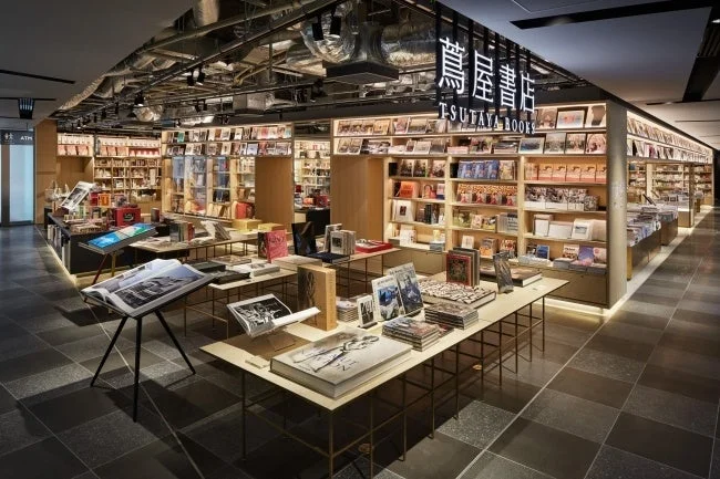 モダンでスタイリッシュな内装の蔦屋書店です。多くの本や雑誌が並べられ、広々とした空間でゆったりと本を選べる雰囲気が伝わります。