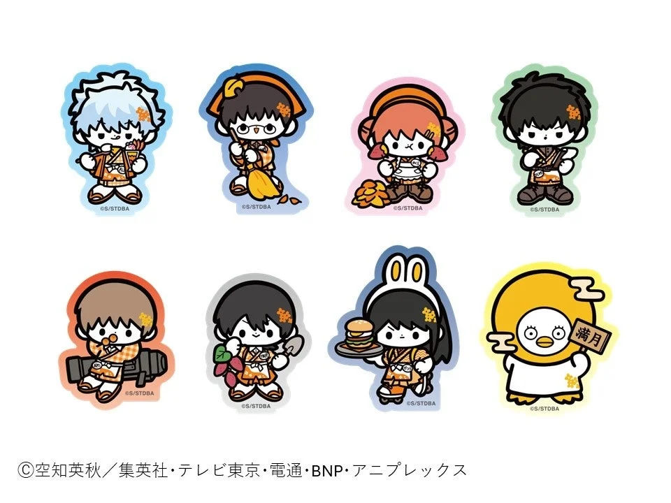 秋のテーマに合わせた可愛らしいデフォルメキャラクターが8体描かれたイラストです。和服風の衣装をまとい、落ち葉掃きや芋掘り、ハンバーガーを運ぶなど、それぞれが異なる秋らしい活動をしている様子が描かれています。