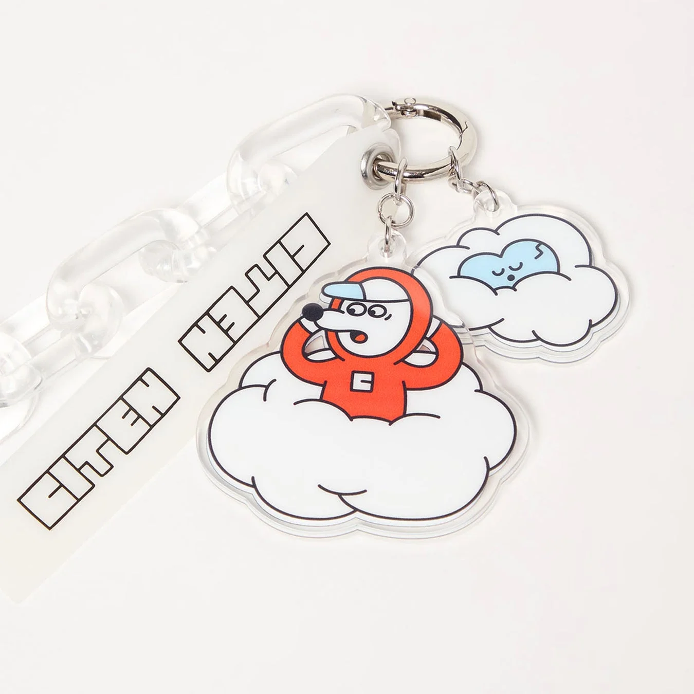 雲の形をしたキャラクターチャームと透明なチェーンが付いたキーホルダー