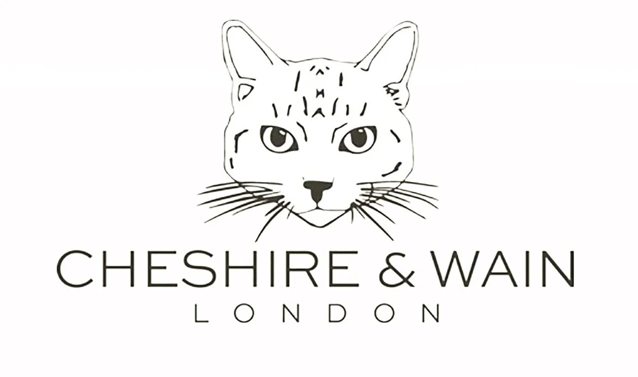 白地に猫の顔の線画イラストと「CHESHIRE & WAIN LONDON」というブランド名が配置されたロゴデザインです。シンプルでモダンな印象を与えます。