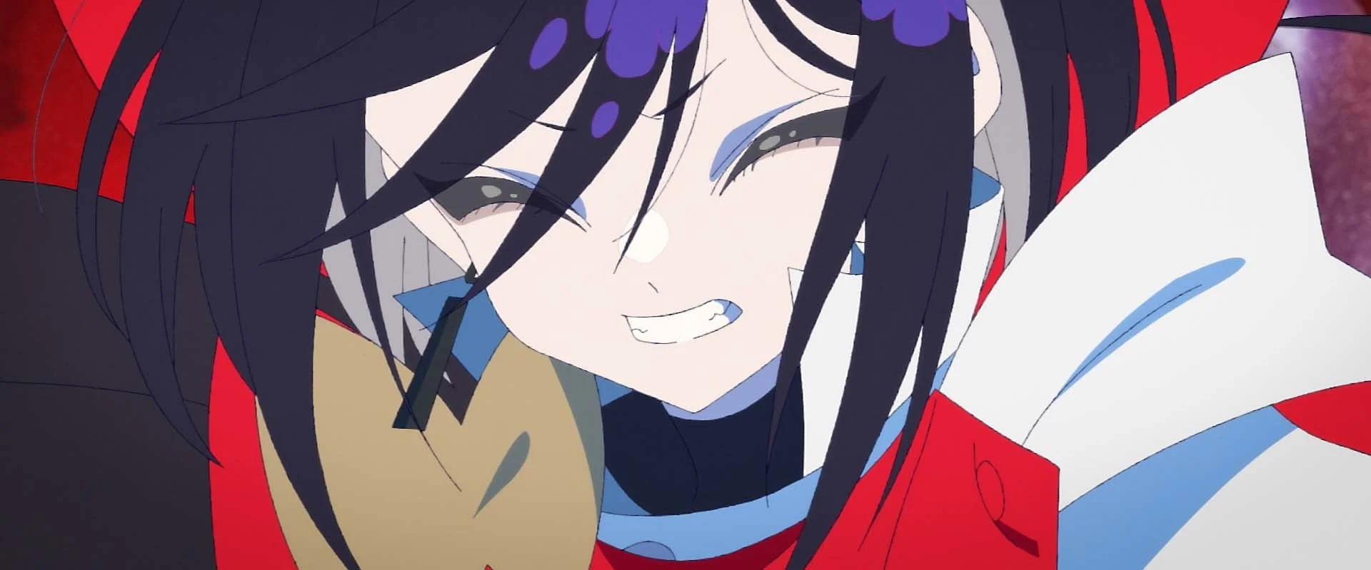 歯を見せて大きく笑うアニメキャラクターのクローズアップ。黒髪に紫のハイライトがあり、赤い服を着ています。強い感情を表現した表情が印象的です。