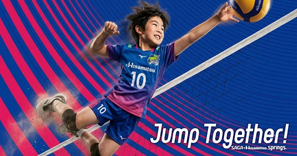 少年がバレーボールをスパイクしている躍動感のある画像