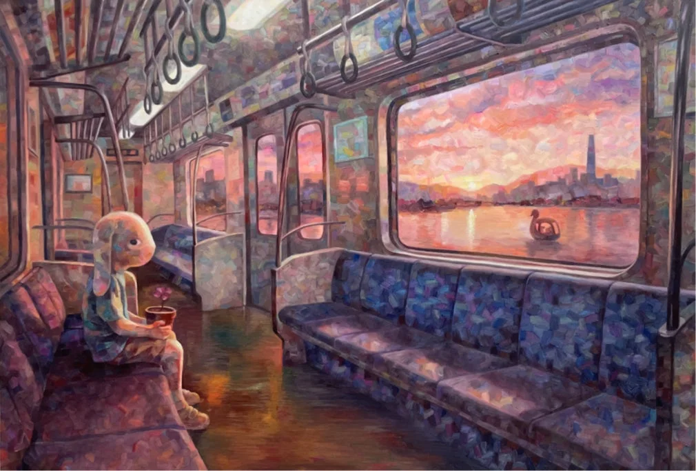 列車の中で小さな植木鉢を抱えて座るウサギのようなキャラクターを描いた絵画。