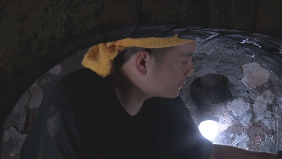 窯で作業する職人
