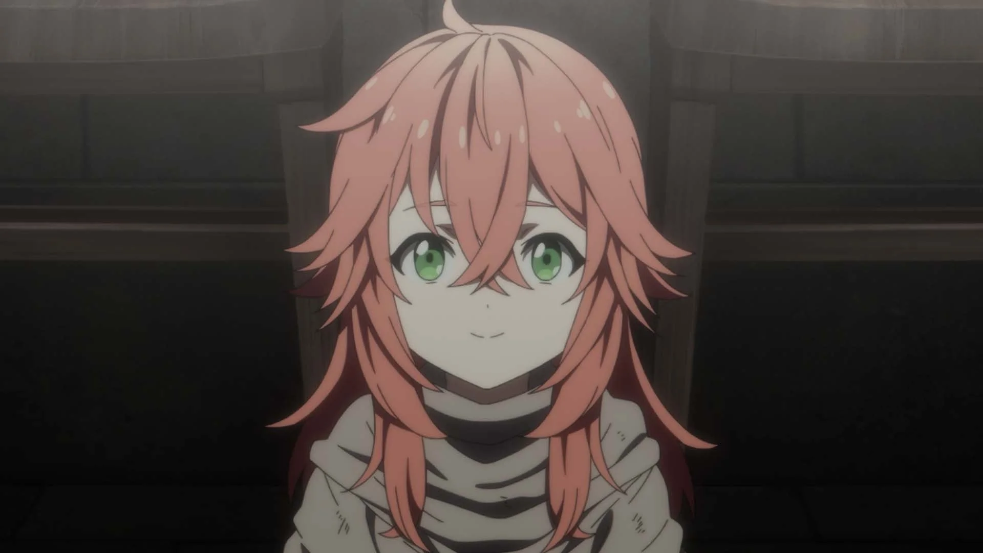 ピンク色の髪と緑色の瞳を持つアニメの少女が、穏やかな笑顔を浮かべている。背景は暗く、彼女の表情が際立っている。