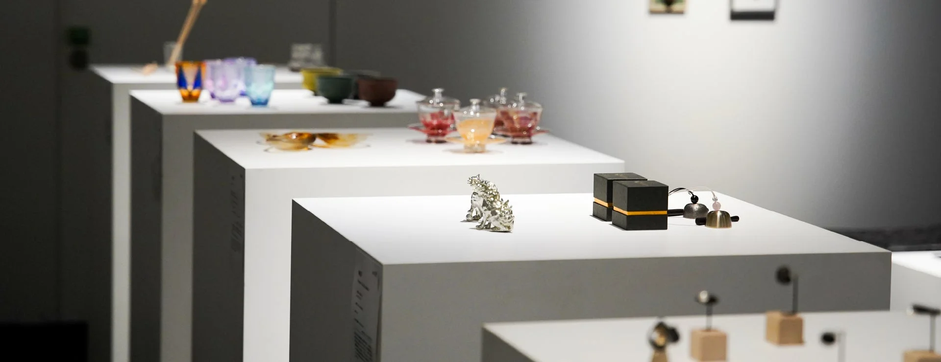 展示されたガラス工芸品や装飾品