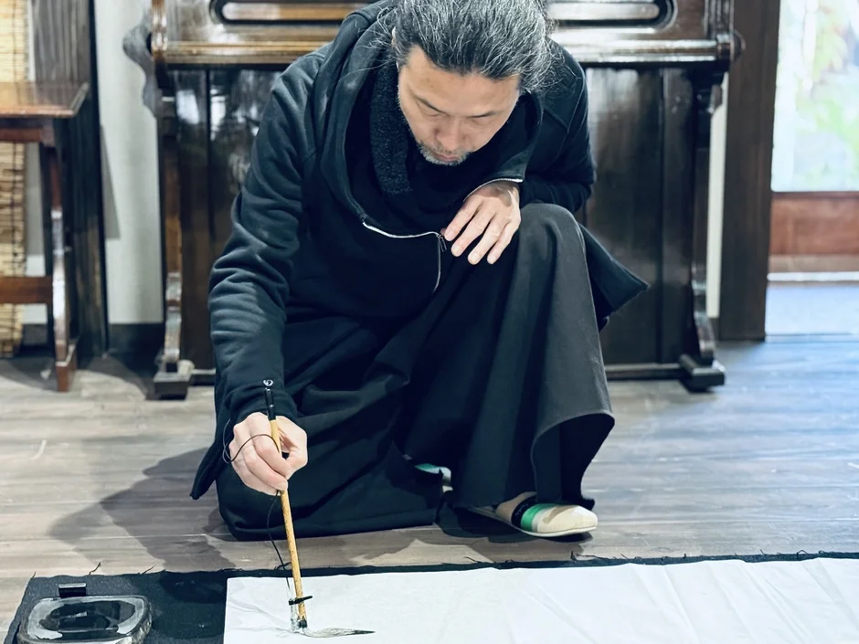 書道に集中する前田鎌利氏