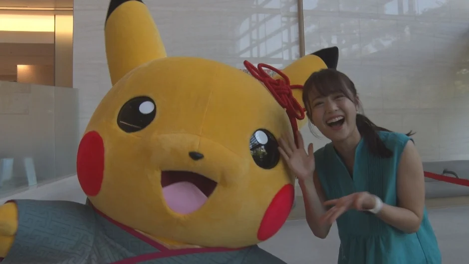 和装のピカチュウと女性