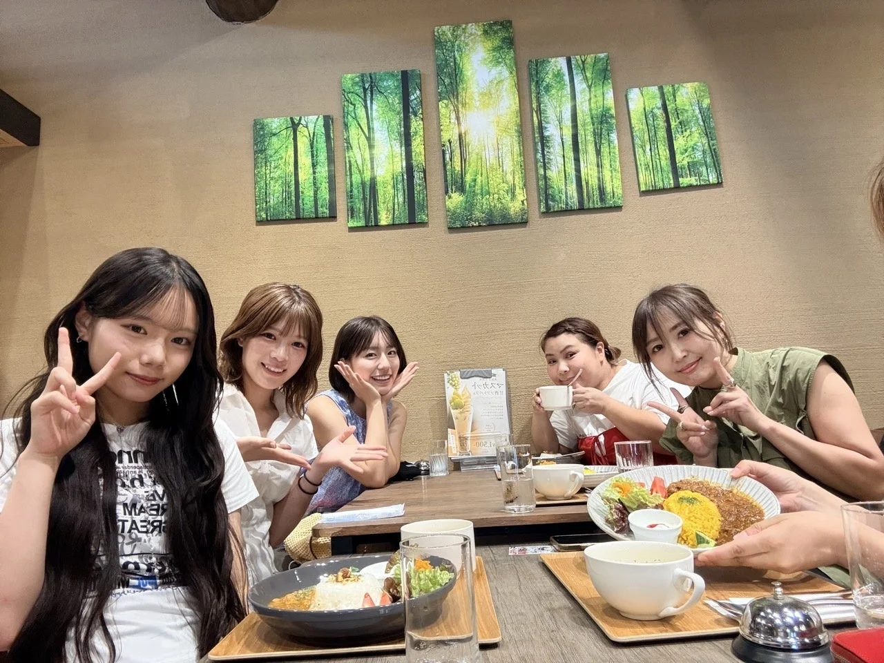 カフェで食事を楽しむ研究員たち