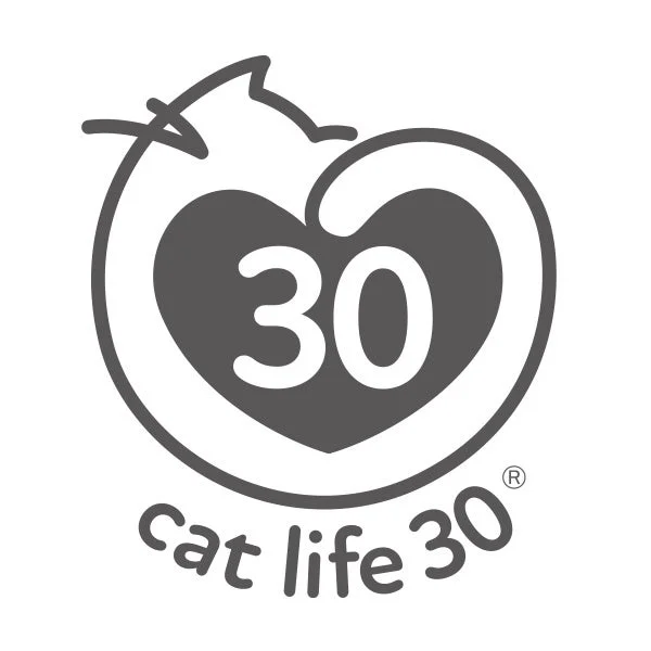 猫のシルエットとハートが融合したロゴで、中央に数字の「30」が配置されています。下部には「cat life 30®」という文字が書かれており、猫に関連するブランドや記念を表現しているようです。