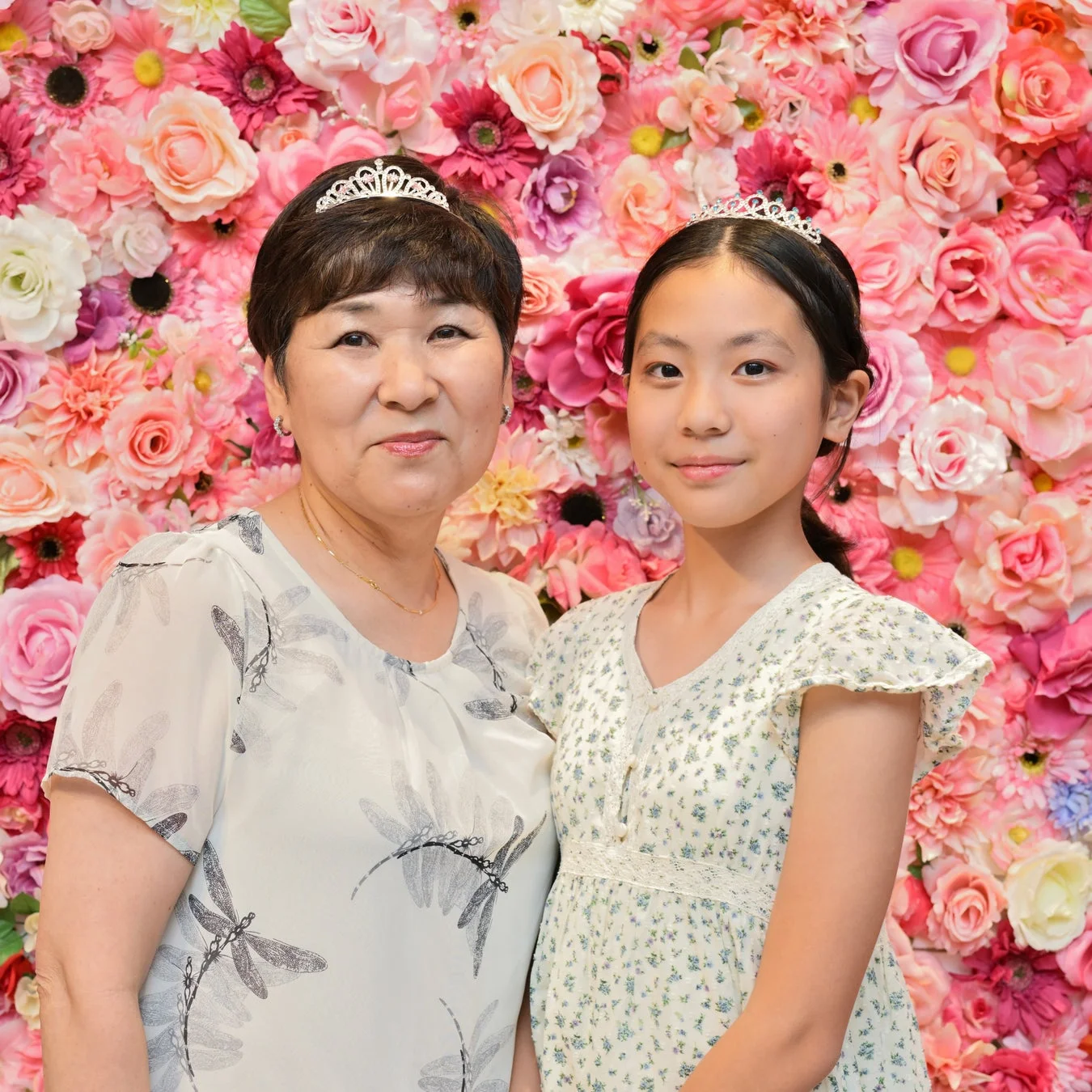 笑顔でロイヤルプリンセス認定証とティアラを手にする親子
