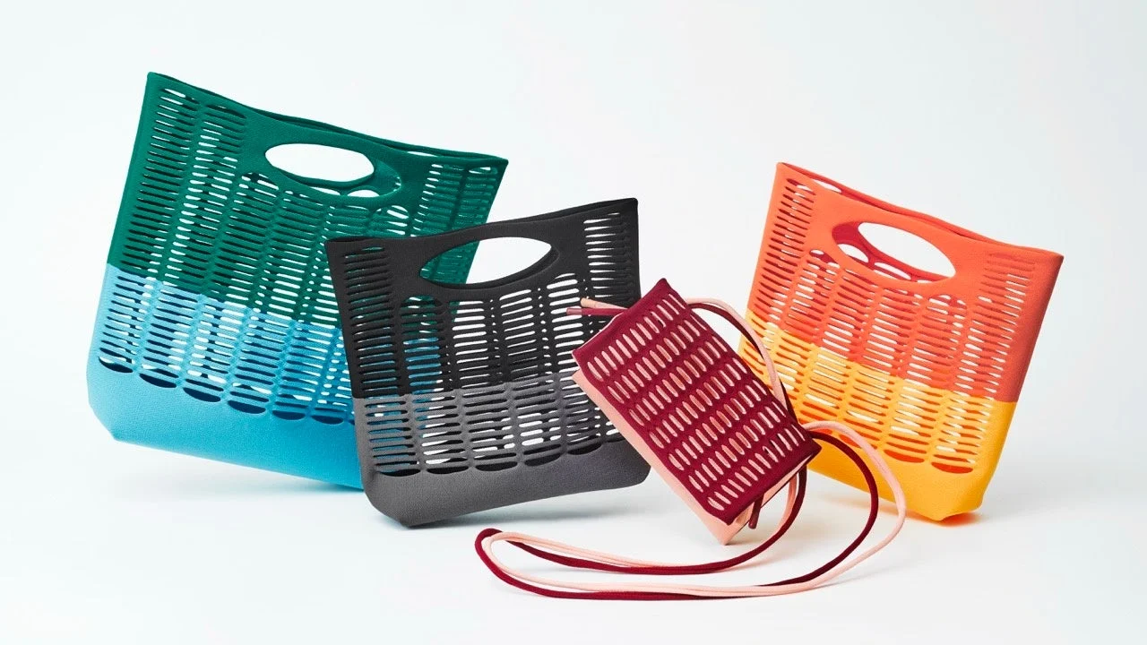 カラフルなメッシュ素材のバッグ