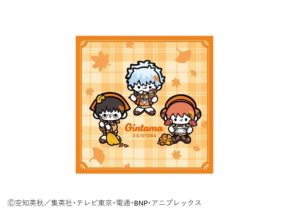 銀魂のキャラクター、坂田銀時、志村新八、神楽が秋らしい装いで紅葉に囲まれている可愛らしいイラストです。背景はオレンジ色のチェック柄です。