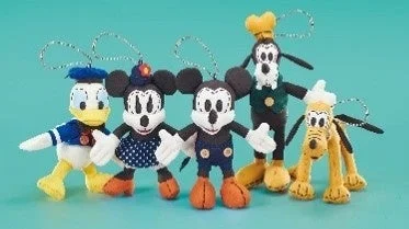 ミッキーマウス、ミニーマウス、ドナルドダック、グーフィー、プルートのぬいぐるみ