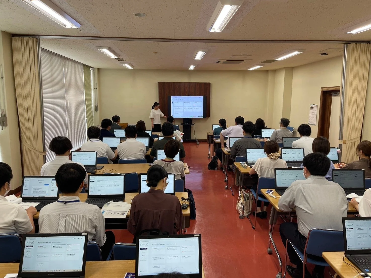 研修会場でPCを操作する参加者