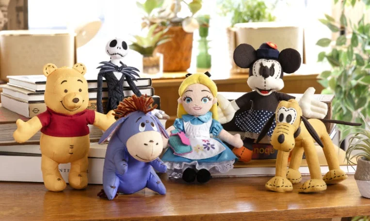 様々なディズニーキャラクターのぬいぐるみコレクション